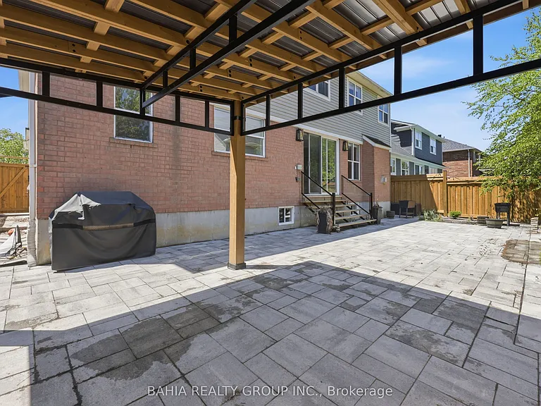 1412 Crozier Cres — Photo 29
