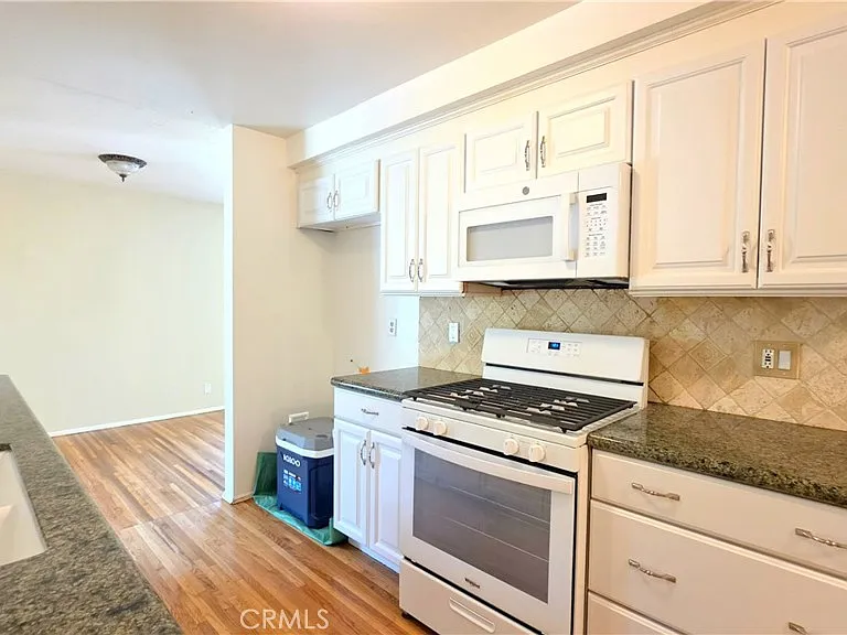 182 E Green St — Photo 8