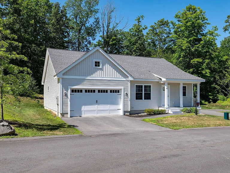 30 Copley Dr — Photo 1