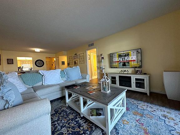 5th image of 313 Lake Cir APT 211