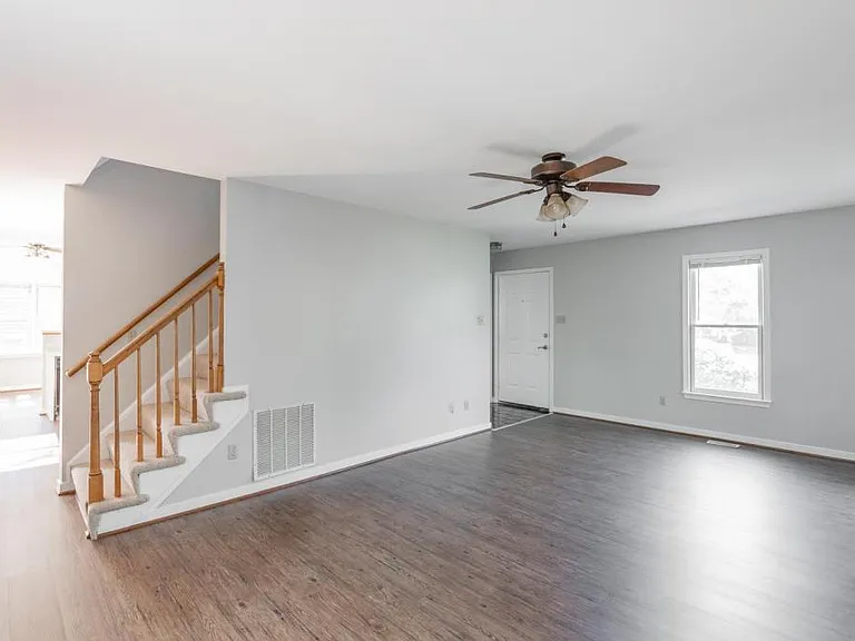 8915 Castle Point Dr — Photo 17