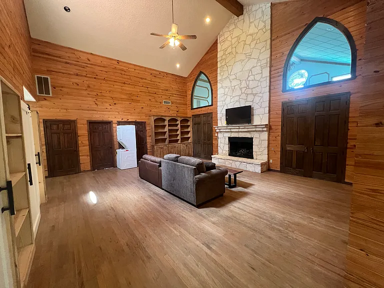 3915 Hunters Crest St — Photo 4