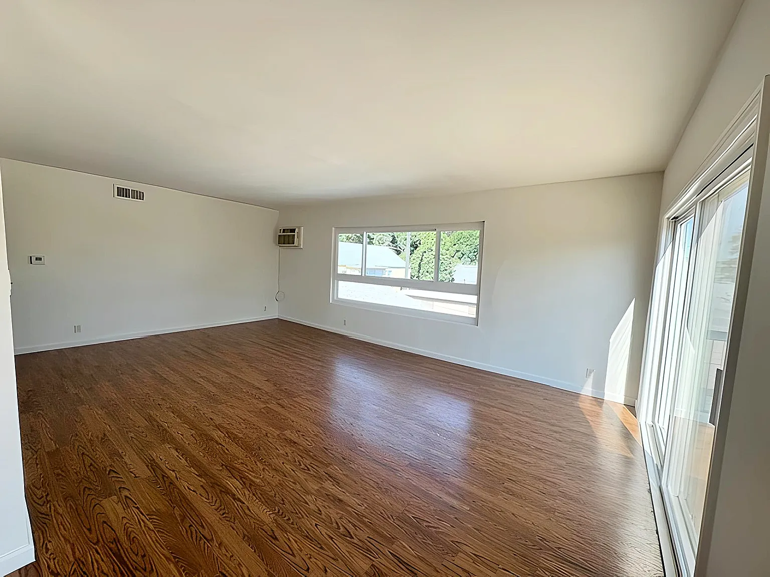 3 bed, 1000 sqft, $3,295 — Photo 3