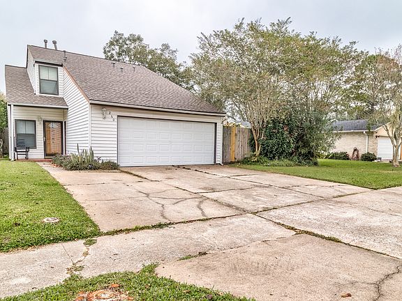 2nd image of 260 E Castle Harbour Dr