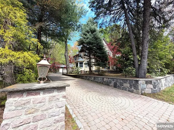 260 Glen Ave, Midland Park, NJ 07432