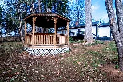 2005 Queens Ct — Photo 40