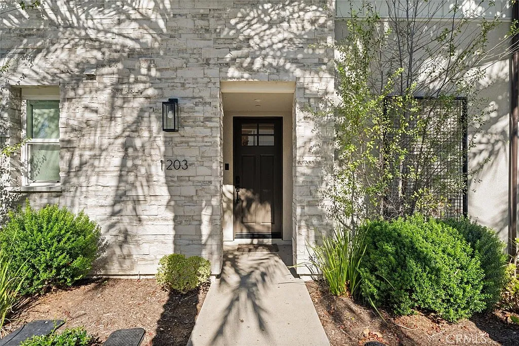3 bed, 3.5 bath, 1773 sqft, $8,500 — Photo 3