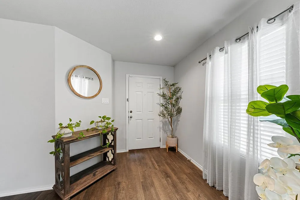 Spacious 3-Bed Home with Pool Access, Trails, and Fenced Yard in Converse — Photo 4