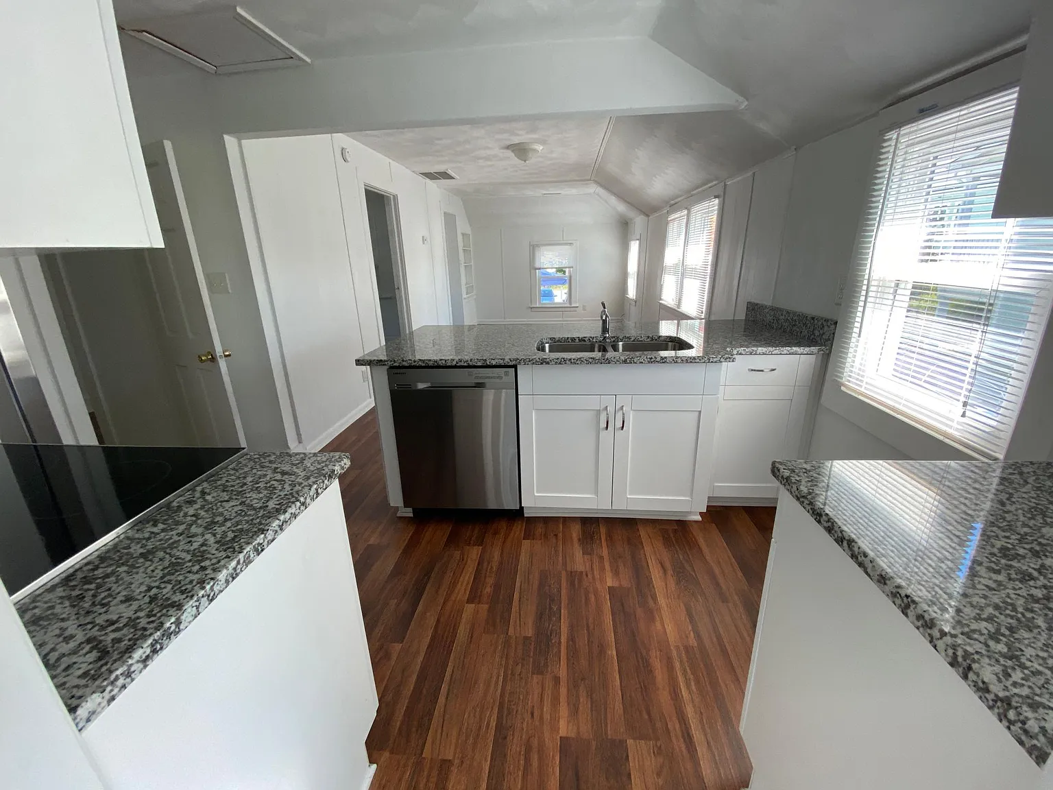 1 bed, 770 sqft, $1,600 — Photo 4
