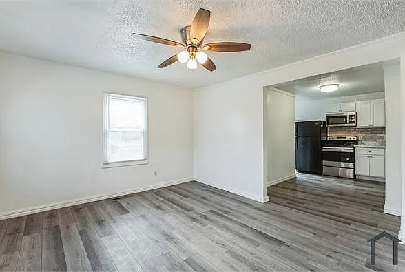 4 bed, 936 sqft, $1,690 — Photo 3
