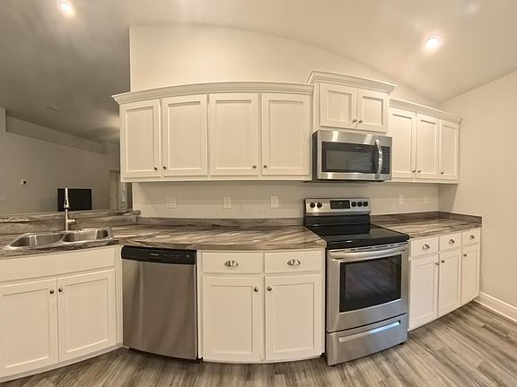3rd image of 185 Polo Ter