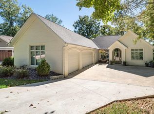 2826 E Pointe Cove Rd, Bloomington, IN 47401