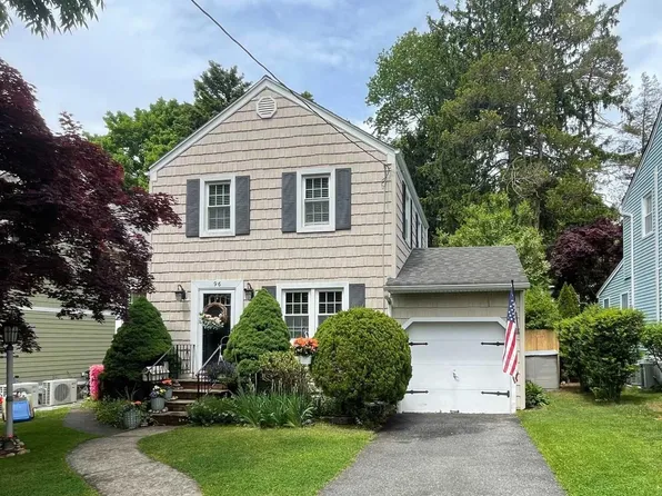 96 Kenwood Rd, River Edge, NJ 07661