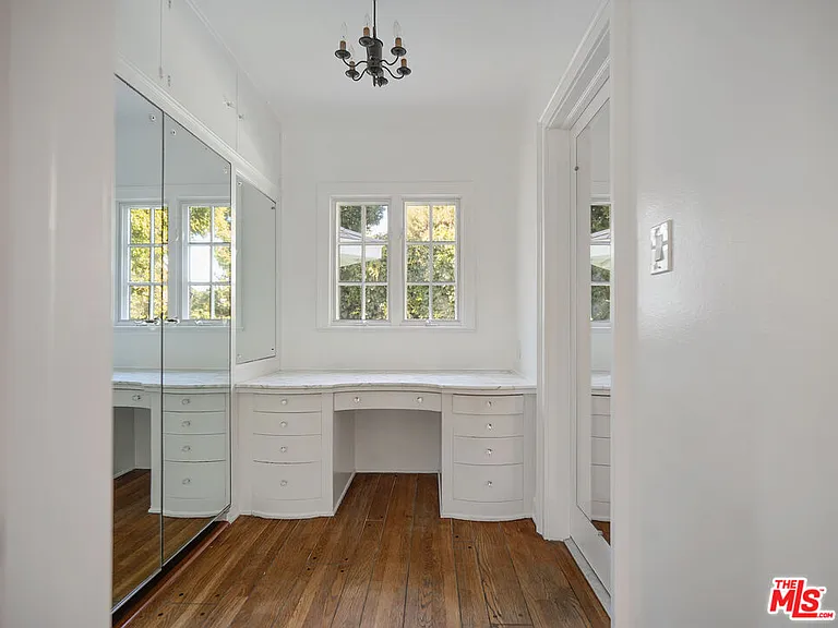 13161 Addison St — Photo 16