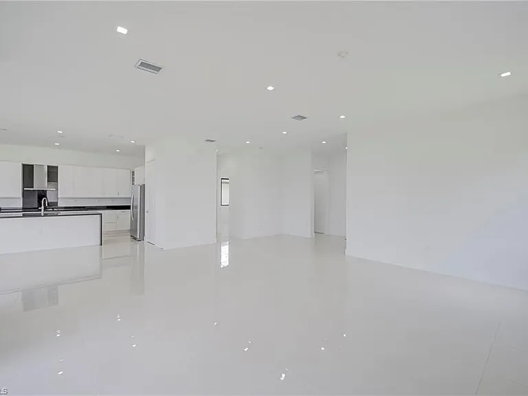 4775 Quercia Dr — Photo 7