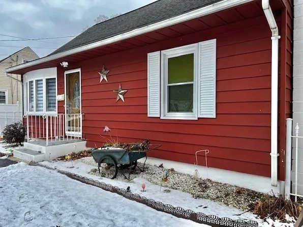 72 Berkshire St, Holyoke, MA 01040