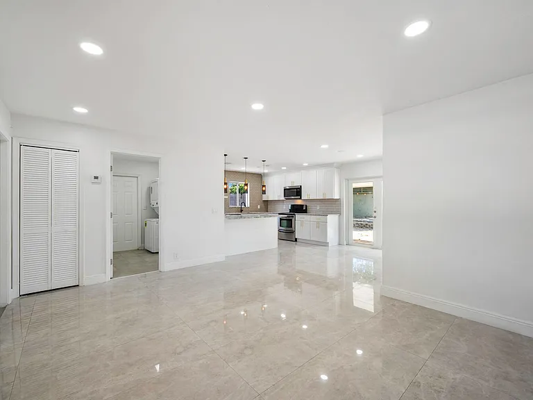 2100 N Seacrest Blvd — Photo 6