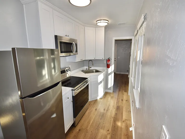 626 W Georgia St #B — Photo 6