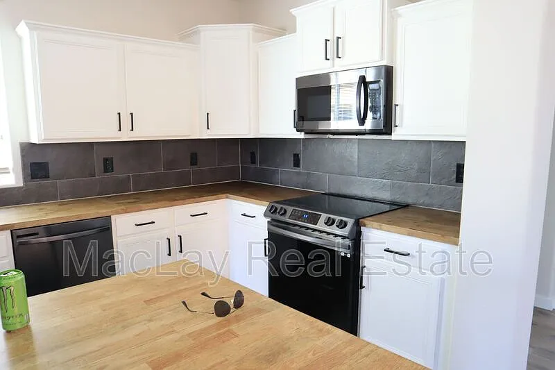 3 bed, 2.5 bath, 2003 sqft, $2,450 — Photo 3