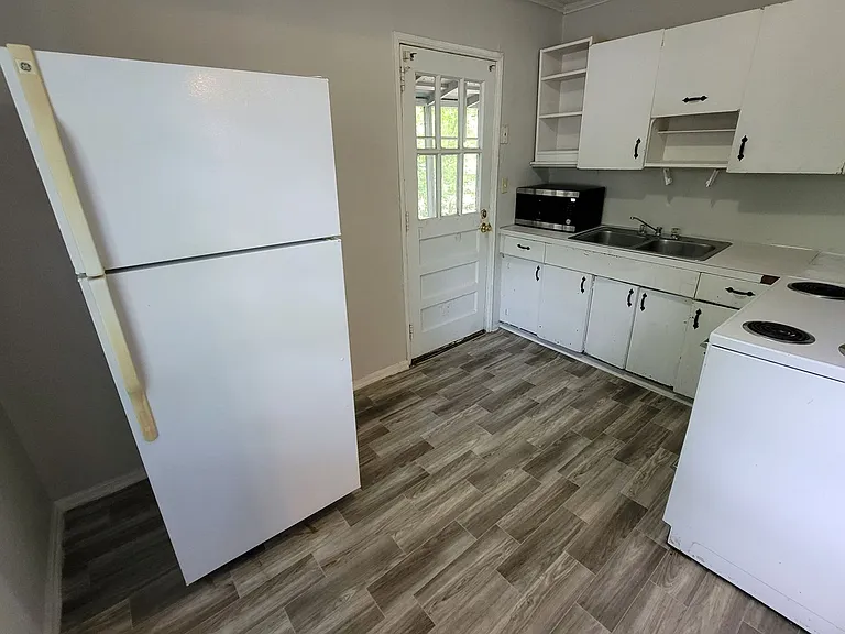 2833 Wesley Dr — Photo 5