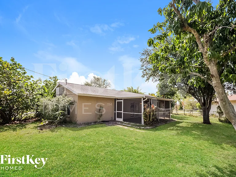727 SE 9th Pl — Photo 17