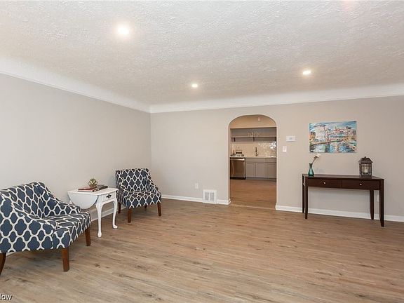 5th image of 2055 Fairview Ave