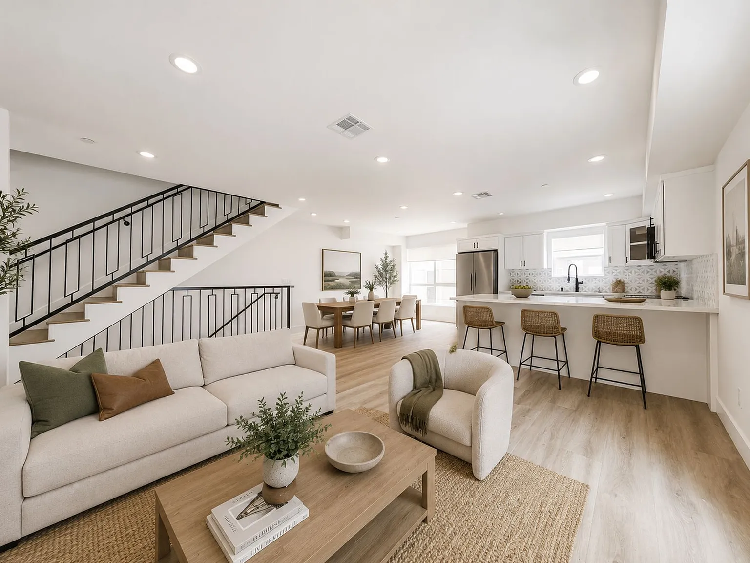 Massive Luxury 4 Beds with 2-3 Parking Spots — Photo 3