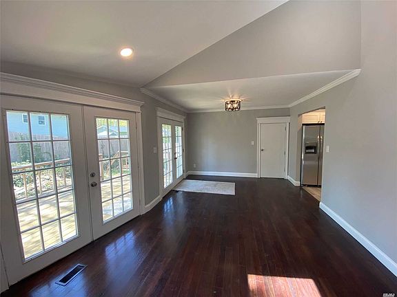 5th image of 32 N Suffolk Dr