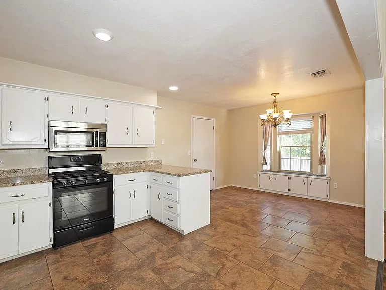 2905 Salem Dr — Photo 8