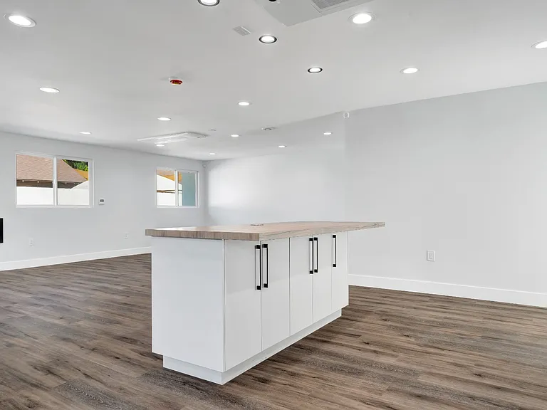11613 Burbank Blvd — Photo 14