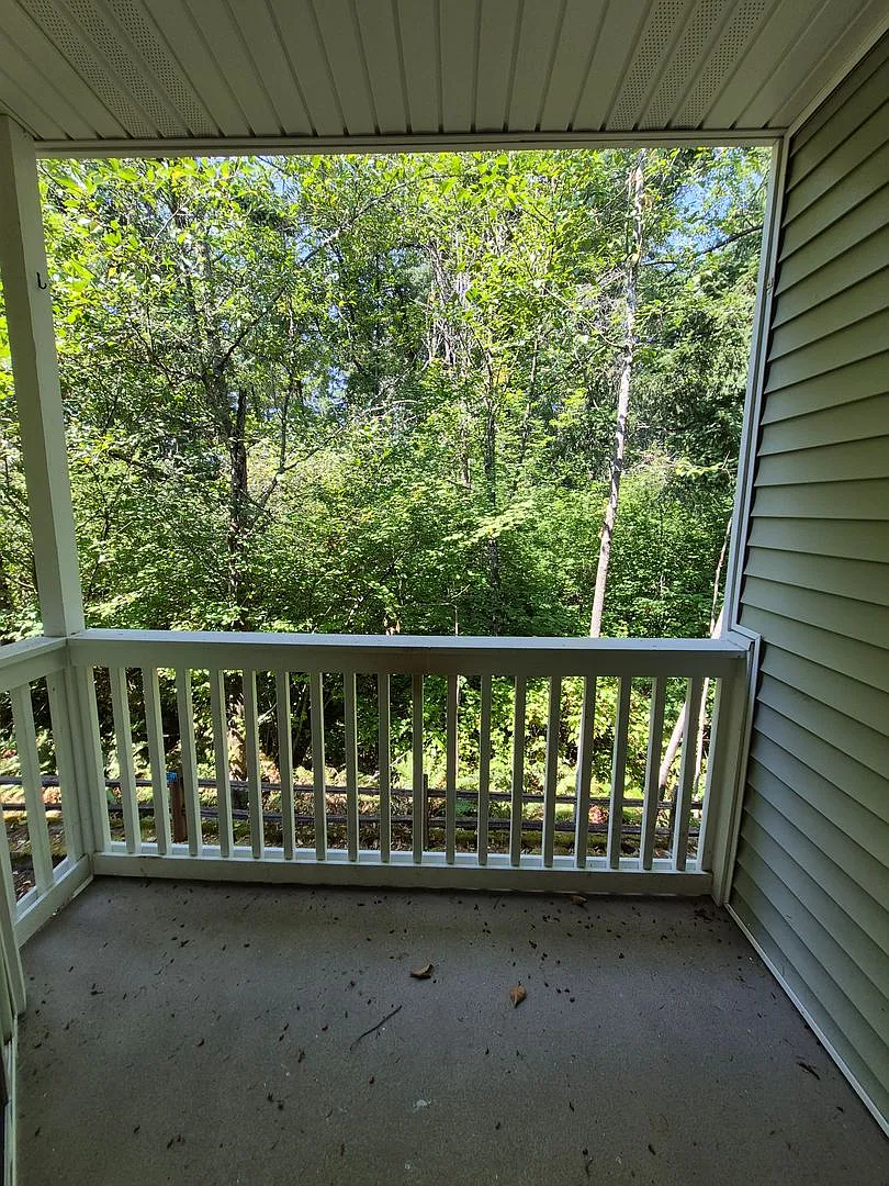 Beautiful 2bd/1.5ba Condo Located In The Edgewater At South Hill **Move-In Special** — Photo 4