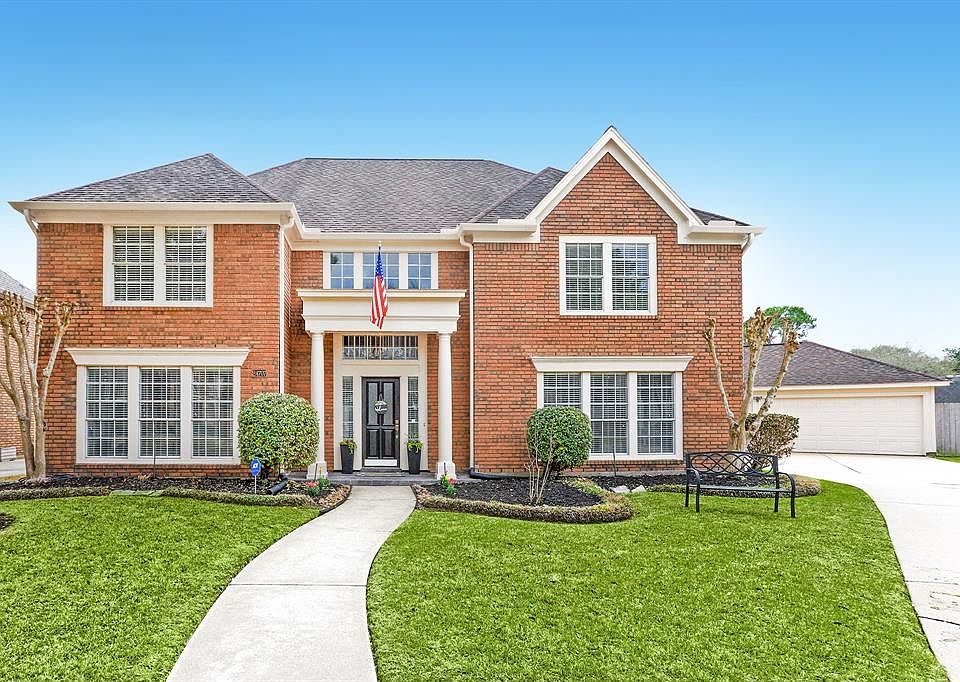 Welcome to the cul de sac! Located in the very popular neighborhood of Pin Oak Village.