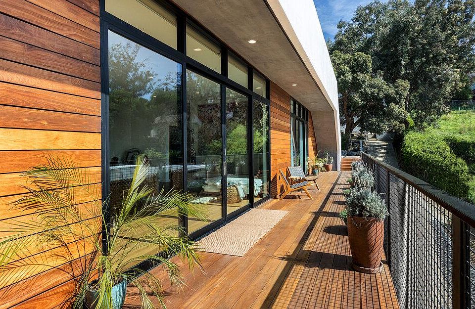 Lots of sun light, optional front door entrance, fantastic sunset views.