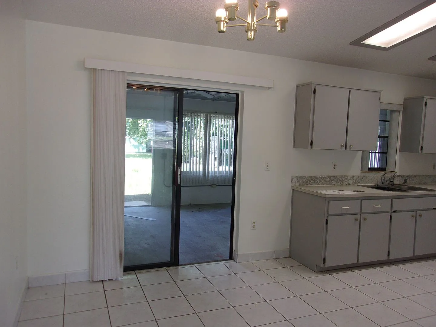 Adorable 3 Bedroom Home with Large Lanai — Photo 4