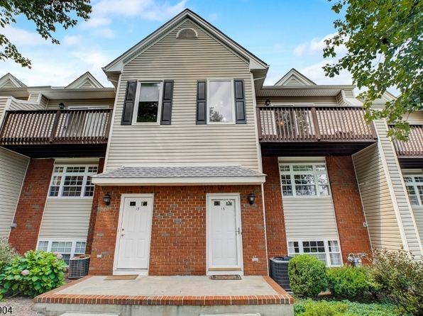 16 Castle Dr