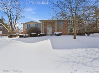 2935 Bloomfield Shore Dr, West Bloomfield, MI 48323