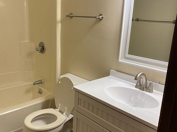 5th image of 212 Calumet Dr #3