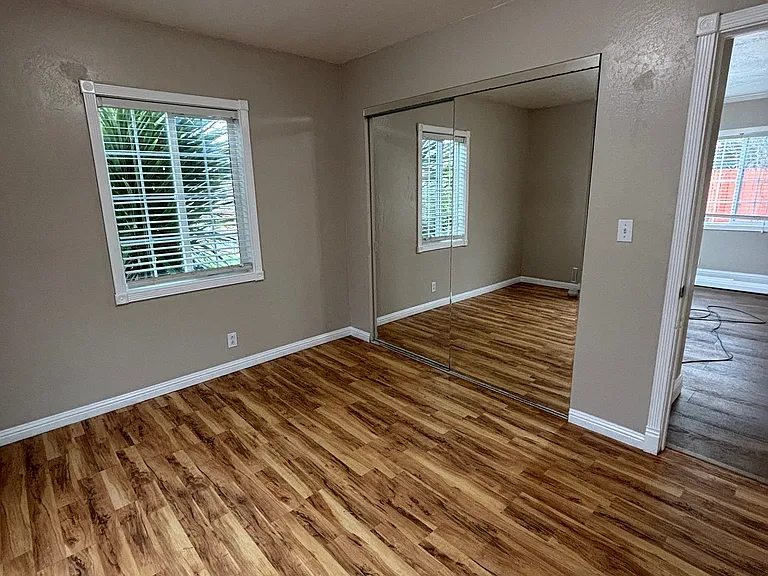 4368 Lewis Ave — Photo 6