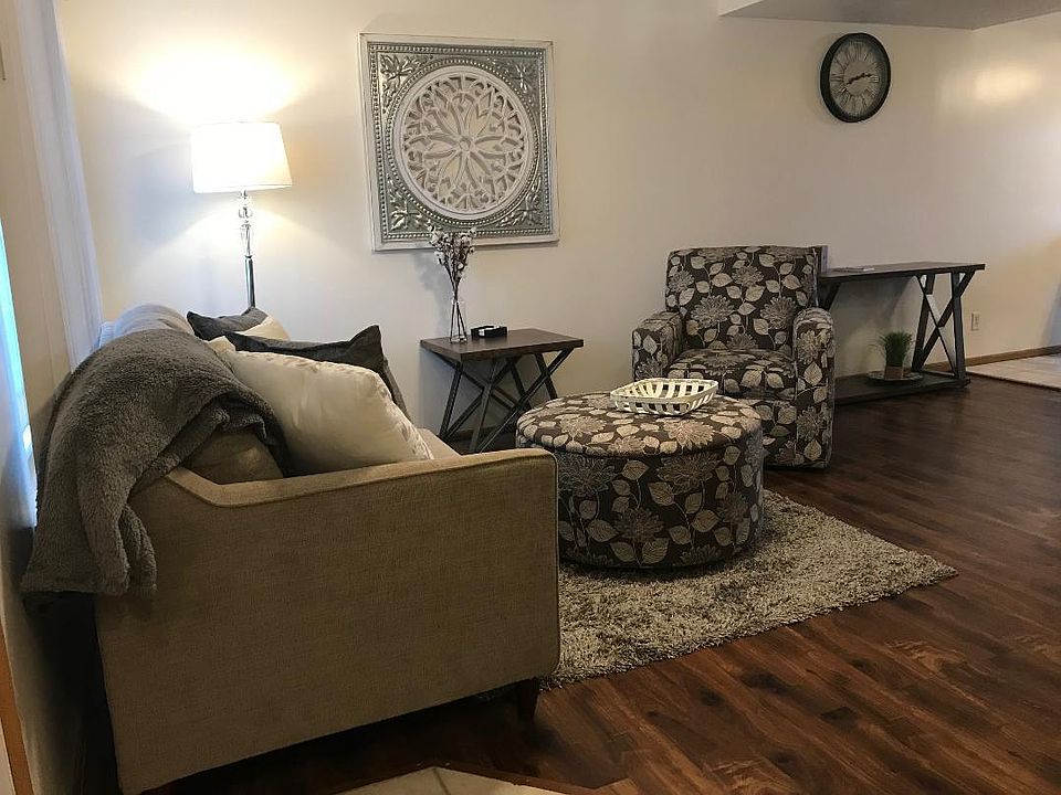 The comfortable living area has wireless internet access Widescreen 4K Smart TV and cable