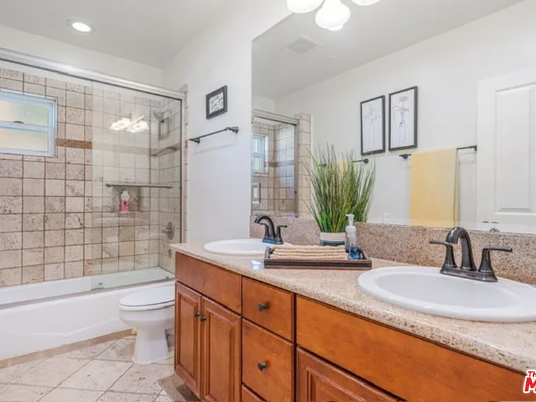 3718 S Barrington Ave — Photo 14