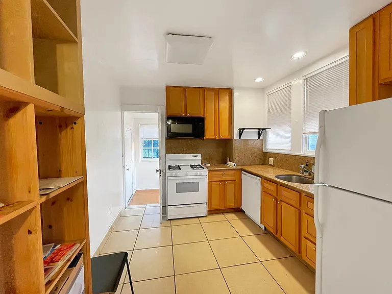 2450 Parker St — Photo 19