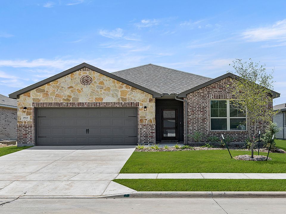 1_01. 2923 Wagoner - Front