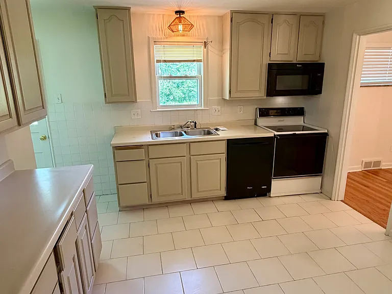 715 Kirkshire Dr — Photo 3