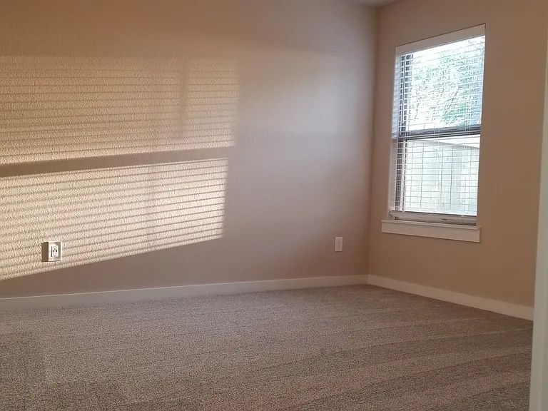 533 Vee St — Photo 5