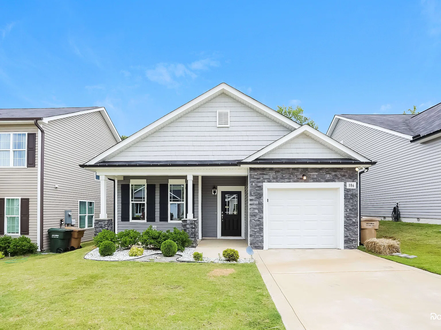 3 bed, 2.0 bath, 1321 sqft, $1,905 — Photo 1