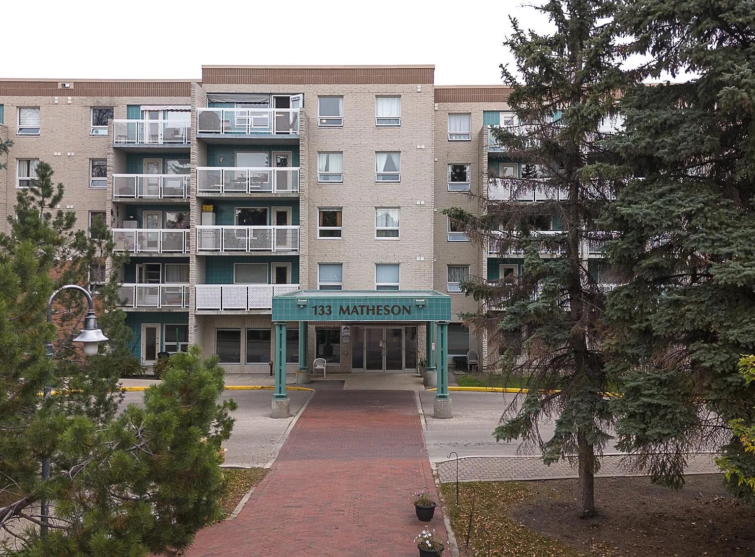 133 Matheson (55+ non-smoking) — Photo 3