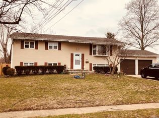 43 Ridge Rd, Wheatley Heights, NY 11798