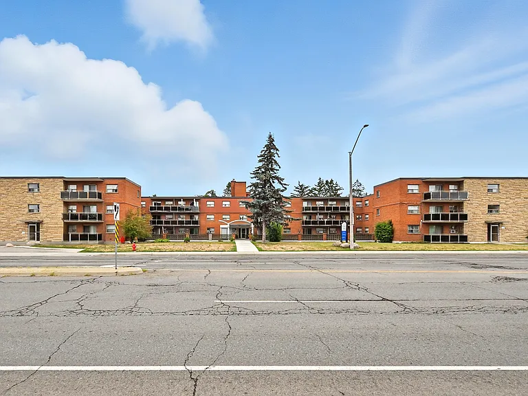 2641 King St E — Photo 2