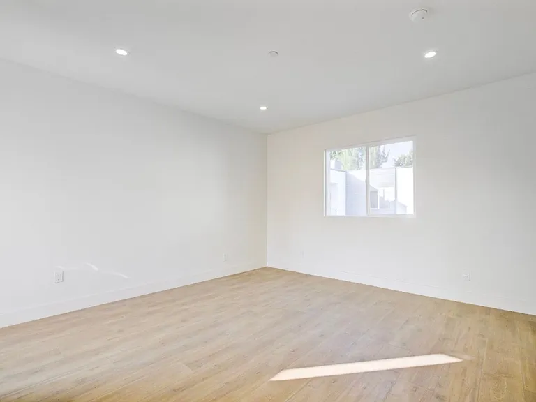 5639 Riverton Ave — Photo 15
