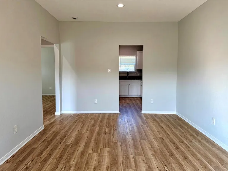 502 S Ross Sterling #B — Photo 5